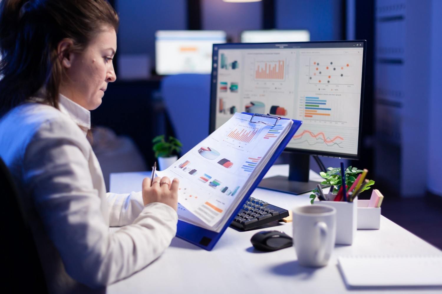 A professional analyzing the search engine graphs for LLM optimization.